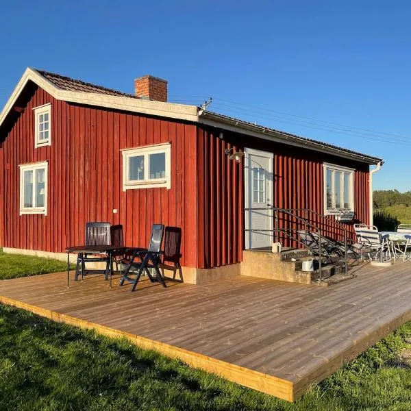Cozy cottage near Lidköping Kinnekulle & Sommarland，位于Trässberg的酒店