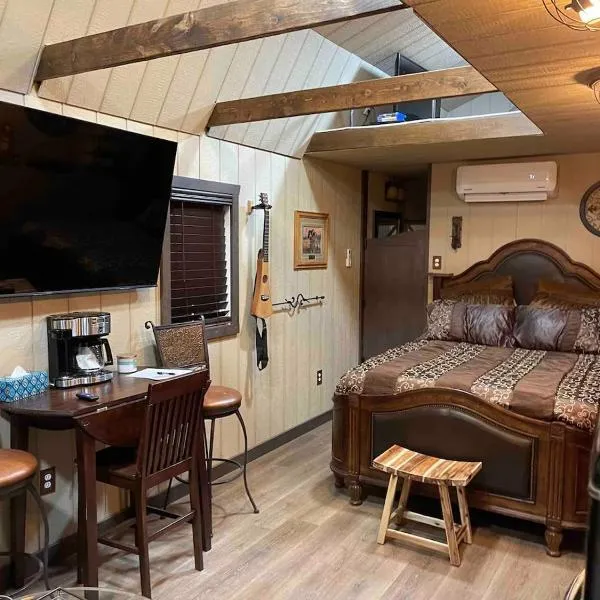 Cowboy Cabin at The Wild West 40 Homestead，位于Cane Beds的酒店