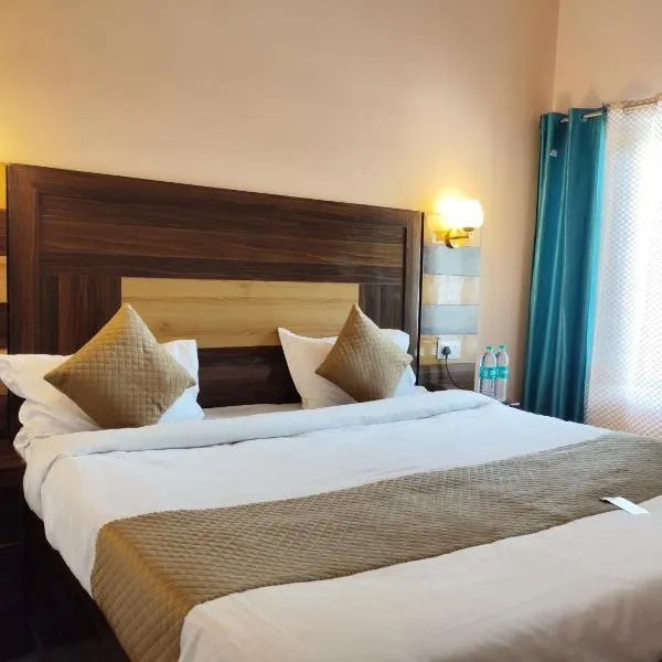 Geetanjali Palace Hotel & Restaurant，位于Rudraprayāg的酒店
