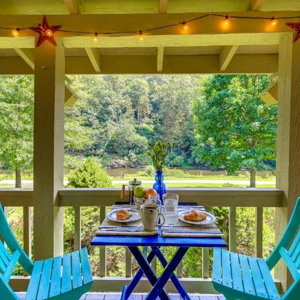 Riverfront Home with Fire Pit and Deck in Lansing，位于Lansing的酒店