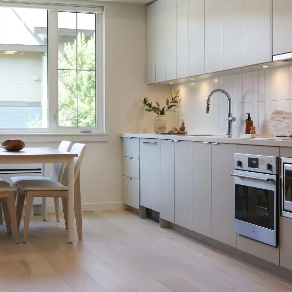 Studio At The Crescent Sleeps 2 to 4，位于罗斯兰的酒店