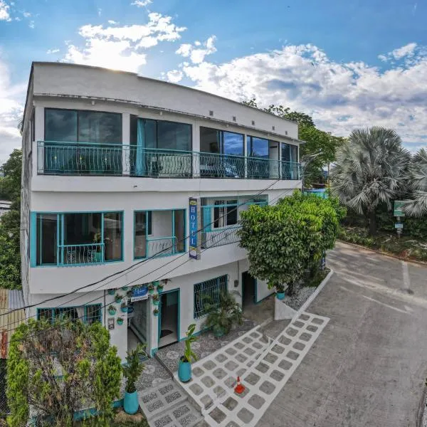 HOTEL COLONIAL santorini colombiano，位于多拉代尔的酒店