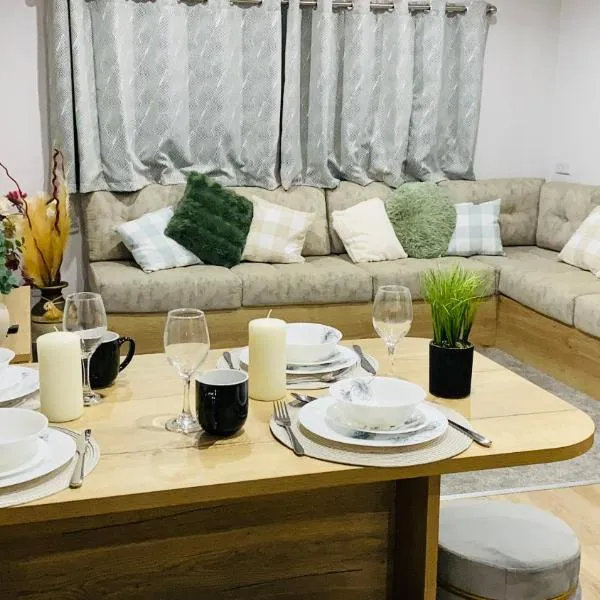BAF Luxury Stays - Billing Aquadrome - Caravan Sleeps 8，位于Great Billing的酒店