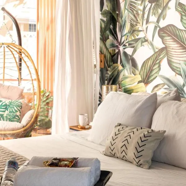 Waikiki Escape King Bed Pool Walk to Beach，位于檀香山的酒店