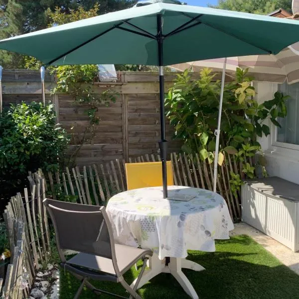 Petite maison dans le jardin，位于阿尔桑雷的酒店