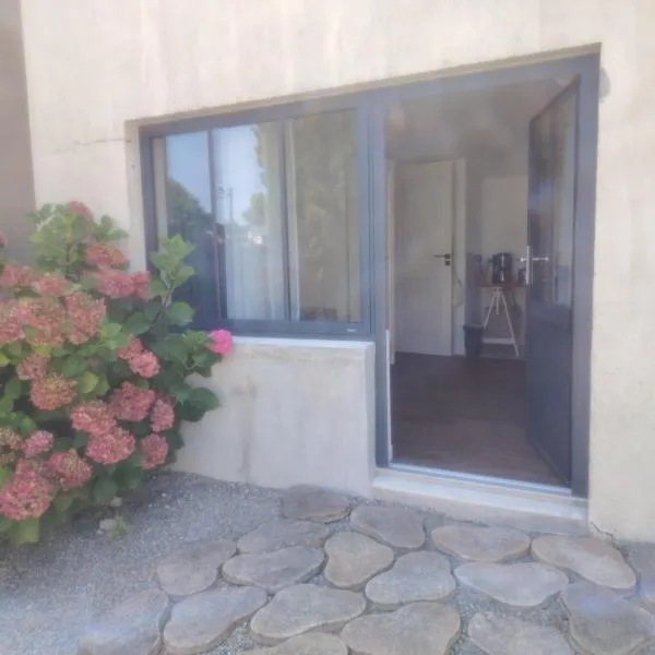 PETIT STUDIO DAnS UN JARDIN，位于波尔尼克的酒店