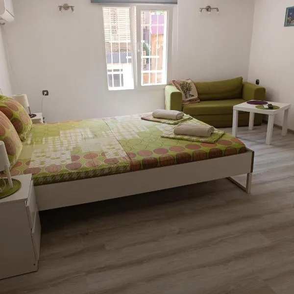 Wendy House - Central Sofia - 3BRDR - Private Courtyard - 5 min to Vitosha blvd，位于索非亚的酒店