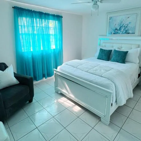 Private home in West Palm，位于西棕榈滩的酒店
