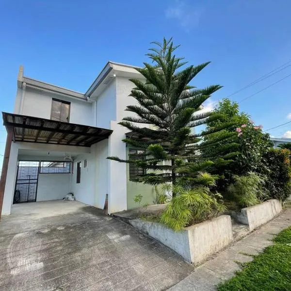 Relaxing 3bedroom home with outdoor dining NUVALI，位于卡兰巴的酒店