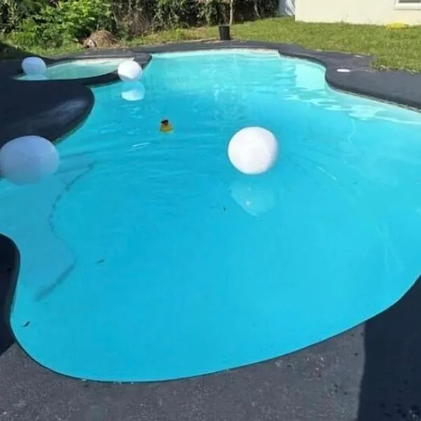 3 Bed 2 Bath Sleeps 6 Pool Retreat in Eustis, FL!!!，位于Eustis的酒店