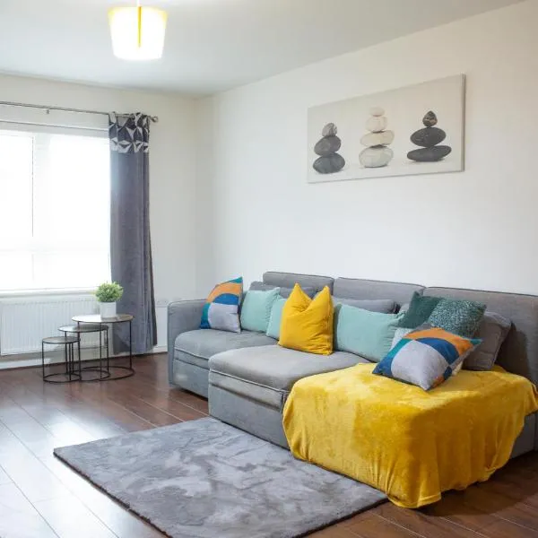 3 bed spacious home for construction workers and families with parking spaces 2 and half bathroom& ensuite Free wifi，位于阿什福德的酒店