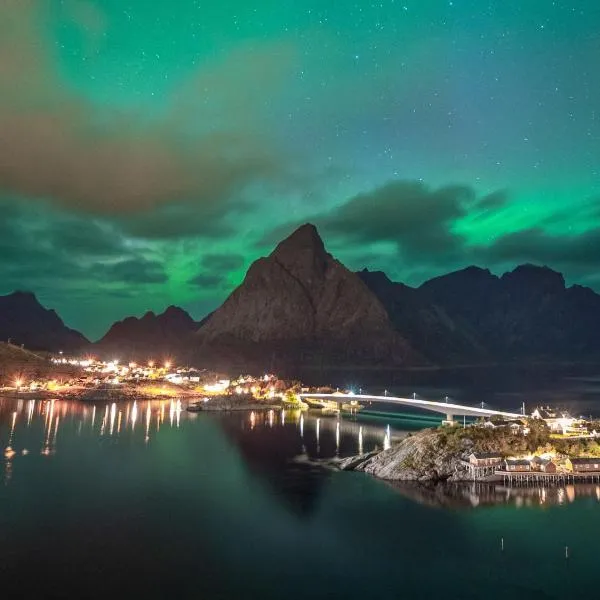 Sakrisøy Gjestegård - Manor House in Sakrisøy - Solbakken anno 1880，位于雷讷的酒店