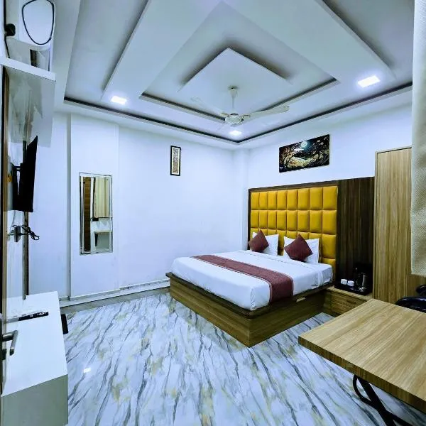 Premium Hotel Aarav Grand - Mathura Central - 5 Min distance from Railway Station，位于马图拉的酒店