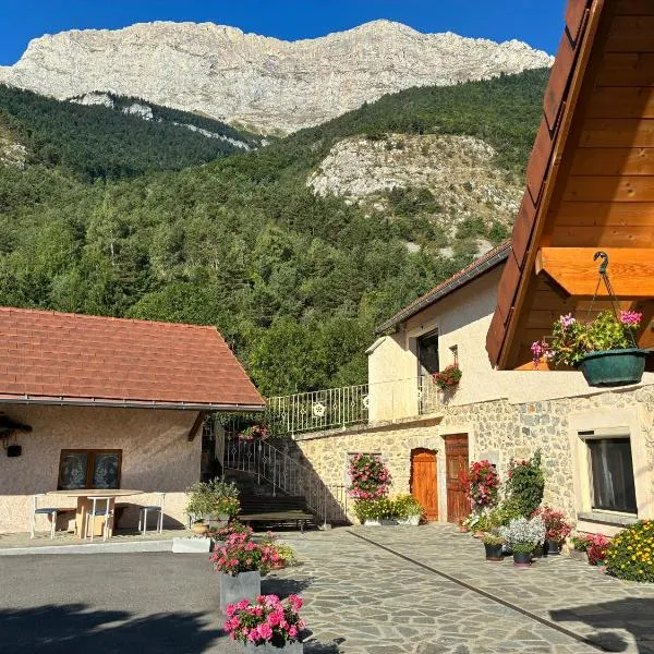 Le Rocher des Ducs, vue sur montagne, abris voitures et motos，位于Le Glaizil的酒店