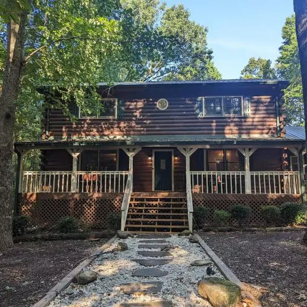 Elegant Cozy Cabin in Snellville，位于斯内尔维尔的酒店