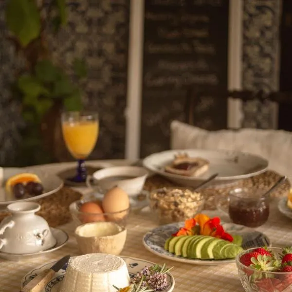 Swara Slow Living Home，位于阿威罗的酒店