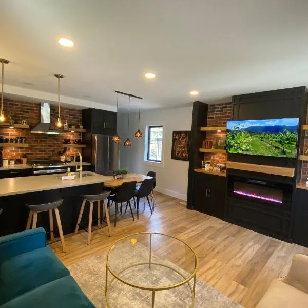 Stylish Downtown Kingsville Getaway with Putting Green, Firepit & Games，位于Kingsville的酒店