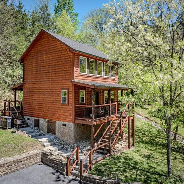 Cozy cabin in Pigeon Forge with Hot Tub，位于鸽子谷的酒店