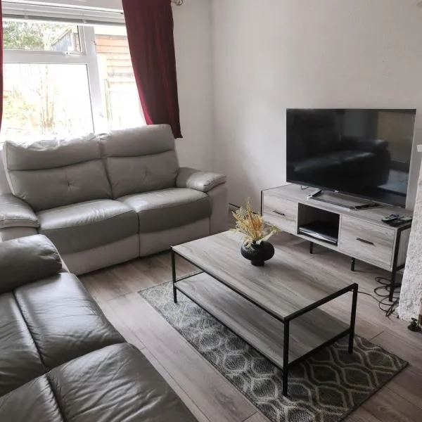 Beautiful two Bedroom house Entire house，位于斯蒂夫尼奇的酒店