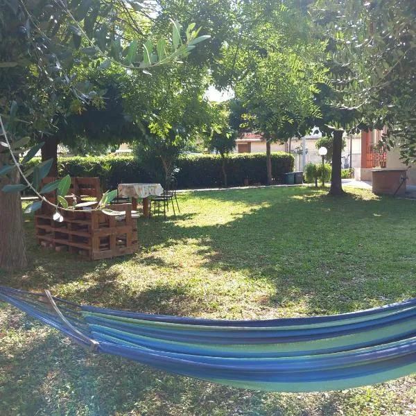 Casa di Adele con giardino privato a 150 mt dal mare，位于西尼加利亚的酒店