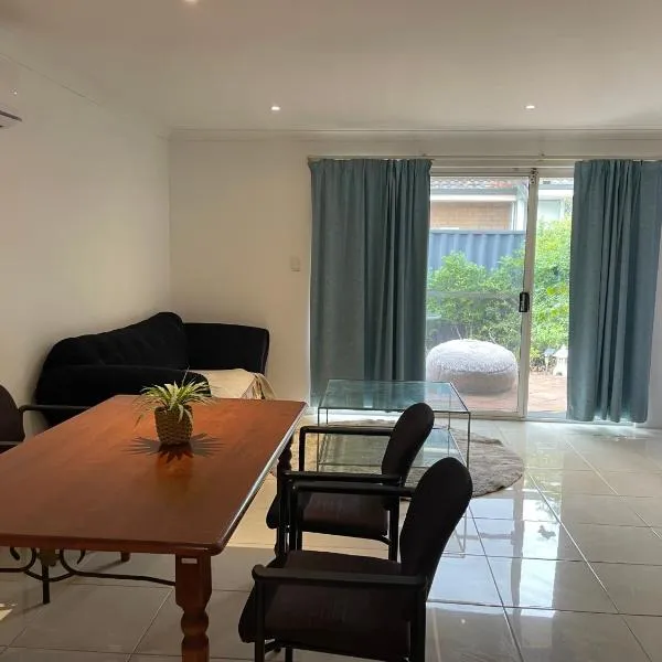 Close to shops & airport，位于珀斯的酒店