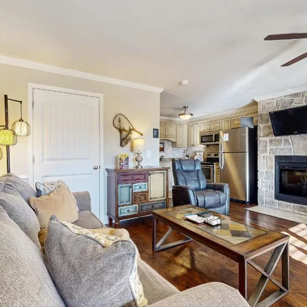 Cades Cove Landing Condo-Little River Loft，位于汤森德的酒店