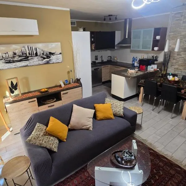 VARESE PRIME - Air Conditioning, 2 parking, 2 baths, City Centre, 200mt Villa Esengrini Montalbano, NO Keybox，位于瓦雷泽的酒店
