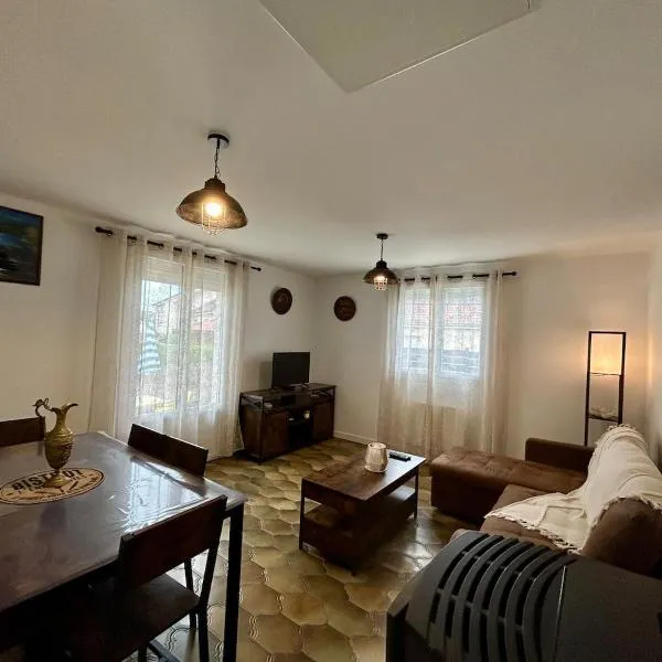 Maison calme avec jardin & terrasses，位于Darmannes的酒店