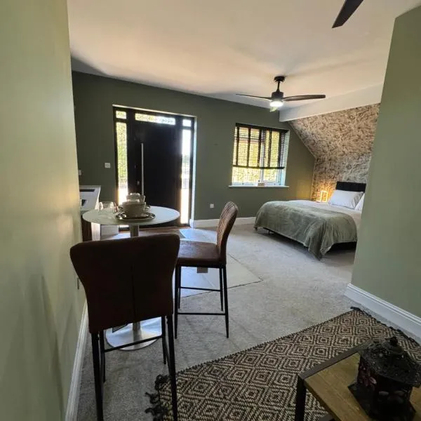 West Lodge，位于Wythall的酒店