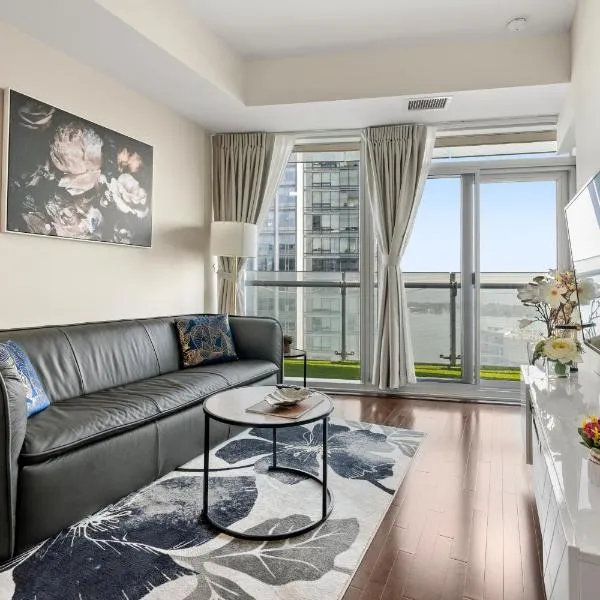 Luxury Lakeview Downtown Condo, CN Tower, Rogers Center, Scotia Arena, Lake View with Free Parking，位于多伦多的酒店