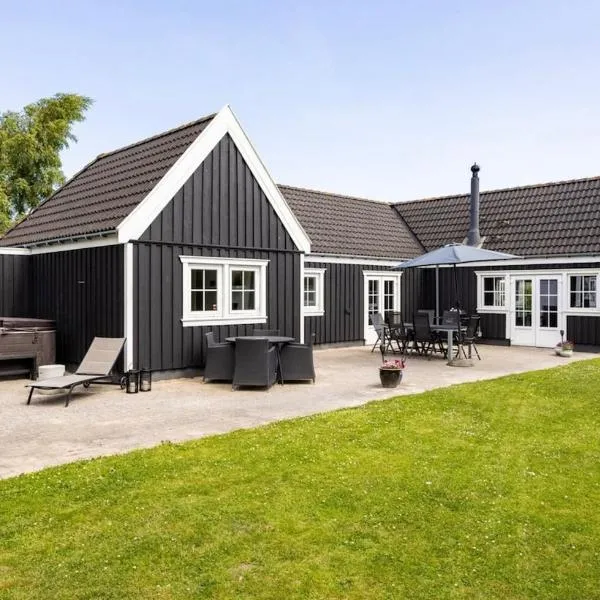 Tennis, spa outside & inside and sauna - Tisvildelund，位于瓦伊比的酒店