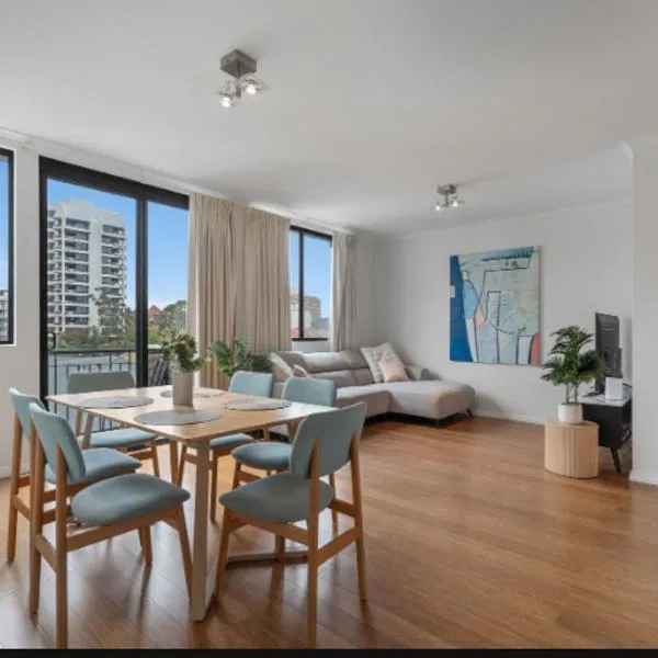 Central urban nest with pool gym pool free parking，位于珀斯的酒店