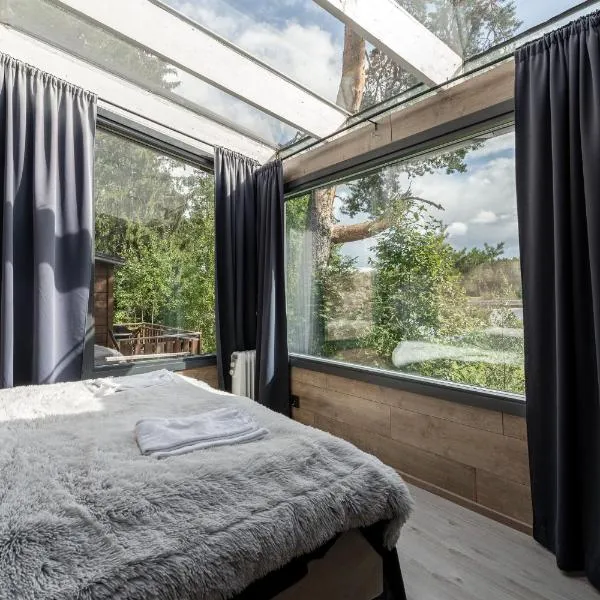 Koskisviitti 2 - Private High Quality Suite with Lake Views，位于劳卡的酒店