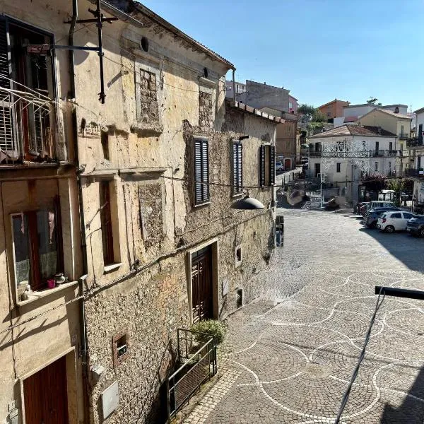 Casa Valente, Affaccio sulla Piazza Carpinone，位于Carpinone的酒店