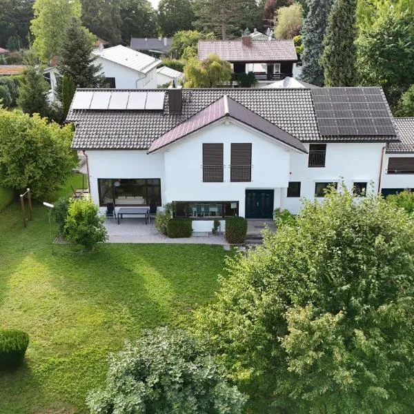 Grand Villa Berg-Starnberg For Your Vacation, Retreat, Workshop, Corporate and Familys event，位于施坦贝尔格湖畔贝格的酒店