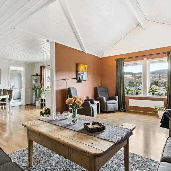Spacious 3-Bedroom Apartment with Balcony and Free Parking Orkland near Trondheim，位于Fannrem的酒店