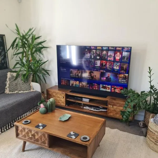 The Snuggery-Hot Tub-Free Parking-Accessible，位于托普瑟姆的酒店