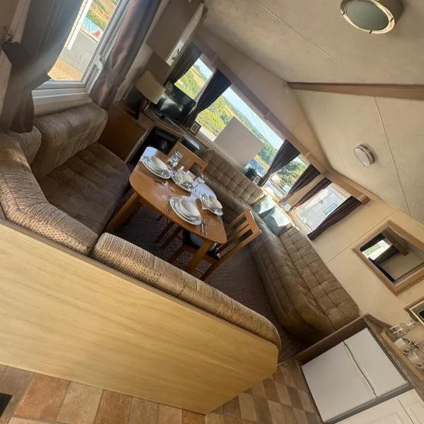 The Squirrel's Nest Stylish Modern Caravan Stay，位于Porchfield的酒店