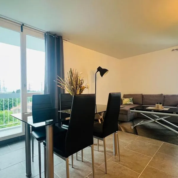 Appart 2 chambres Cergy, dernier étage ascenseur，位于塞尔吉的酒店