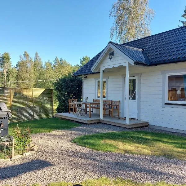 Charming cottage on Kvegero，位于格内斯塔的酒店