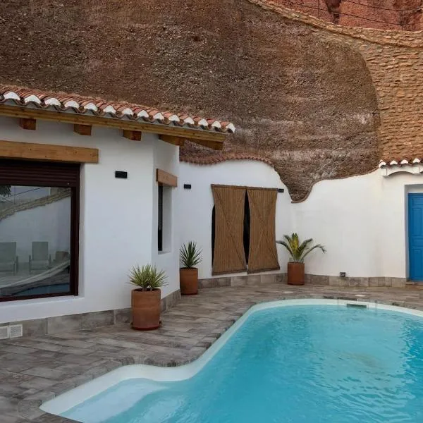 Cueva con vistas a Sierra Nevada en Alcudia de Guadix，位于阿尔库迪亚德瓜迪克斯的酒店