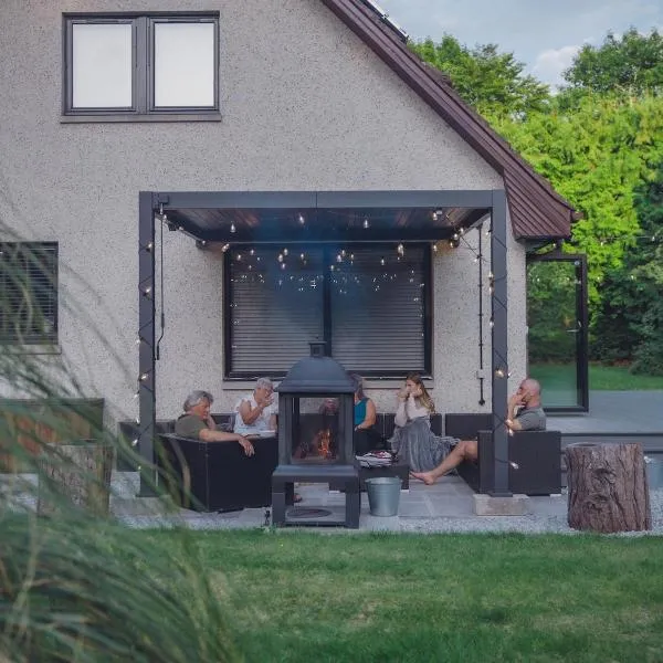 FAMILY FRIENDLY, HOT TUB, Fire Pit, Spacious & Modern，位于福哈伯斯的酒店