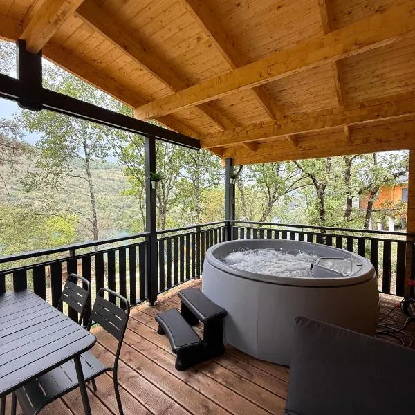 Cabanes et Lodges du Belvedere，位于Serrières-sur-Ain的酒店