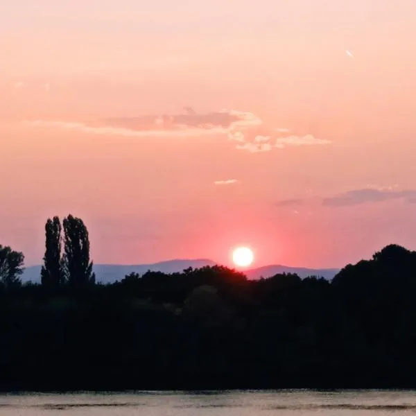 Apartmany BlueWave Riverside Piešťany，位于Banka的酒店