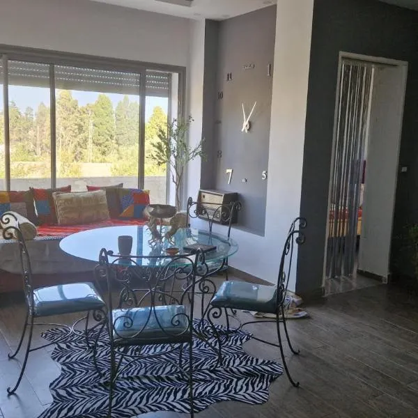 grand appartement la roche，位于Banzart的酒店