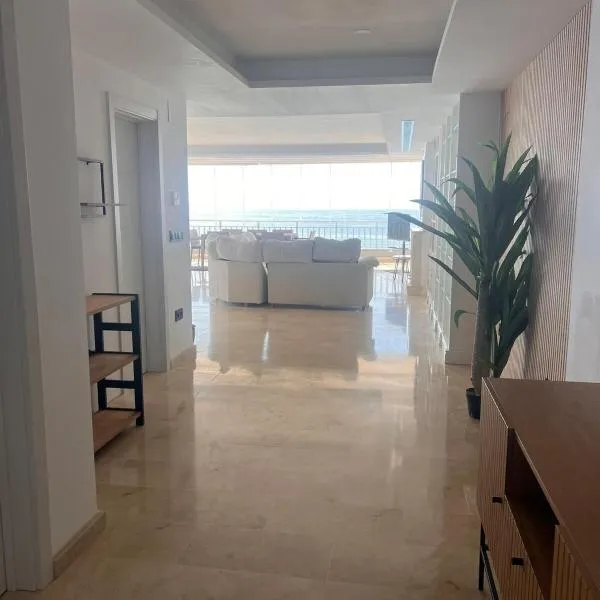 Luxury Sea View Fuengirola，位于福恩吉罗拉的酒店