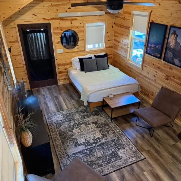 Glendive Tiny Modern Cabin 1 Mile from Makoshika Park，位于格伦代夫的酒店