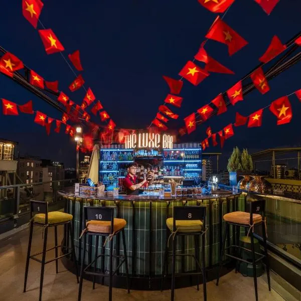 Le Premier Hotel & Rooftop Bar，位于河内的酒店