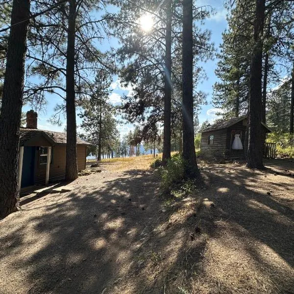 Cozy Cabin with Coeur d'Alene Lake views，位于科达伦的酒店