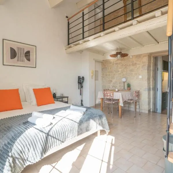 Sur les toits d'Uzès YourHostHelper，位于于泽斯的酒店